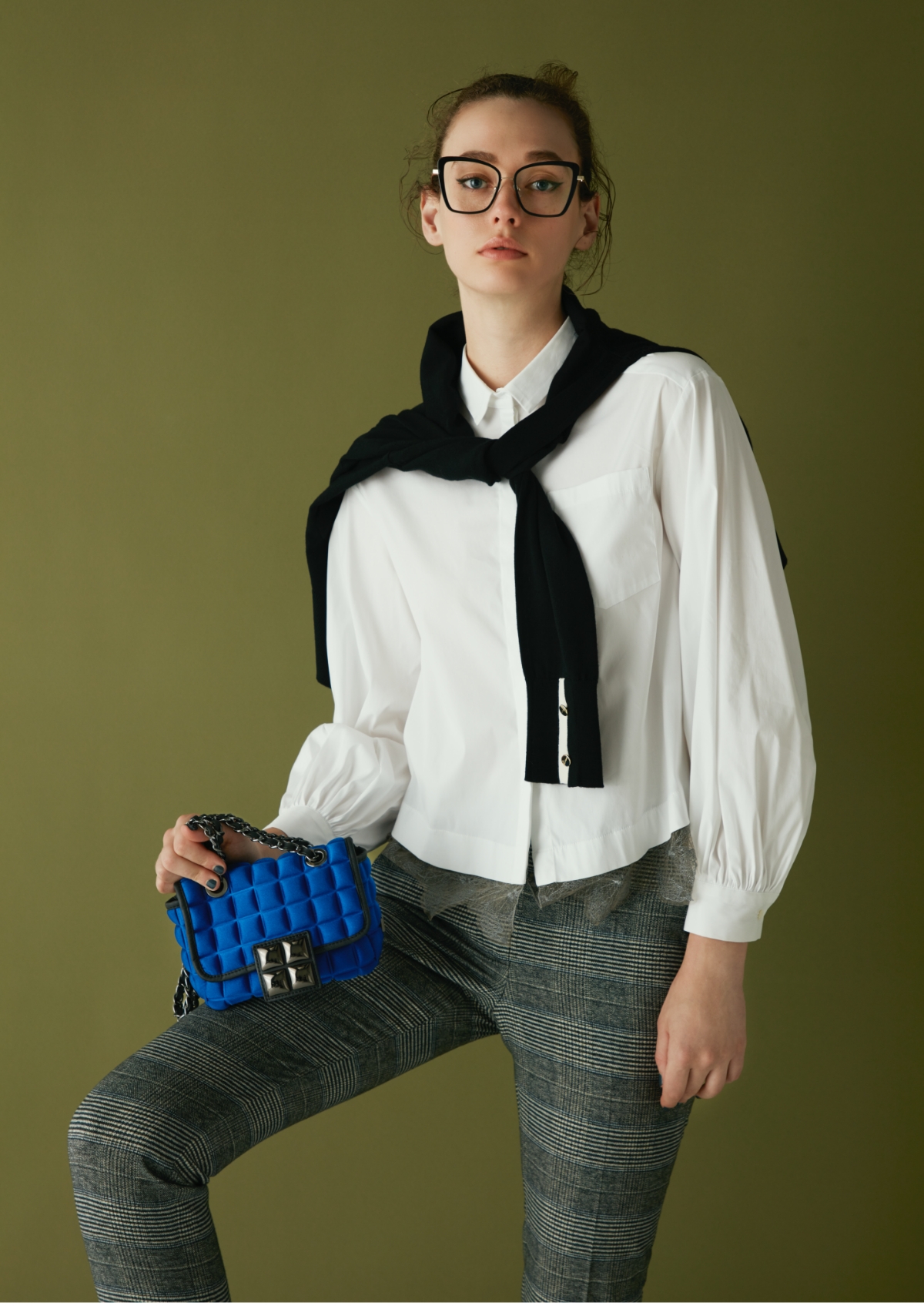 ビビッドカラーの小粋なバッグをモノトーンのスパイスに