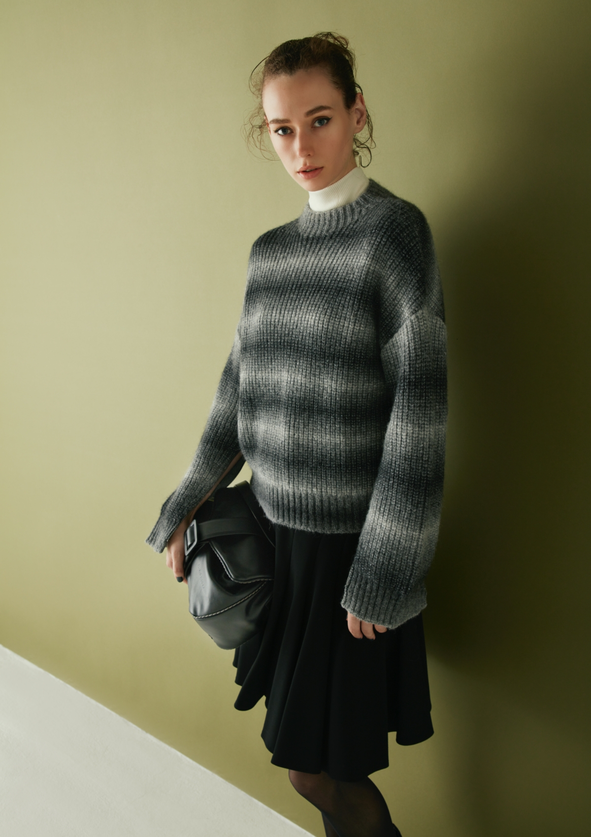 ワントーンにリズムを与える柄ニットの効果