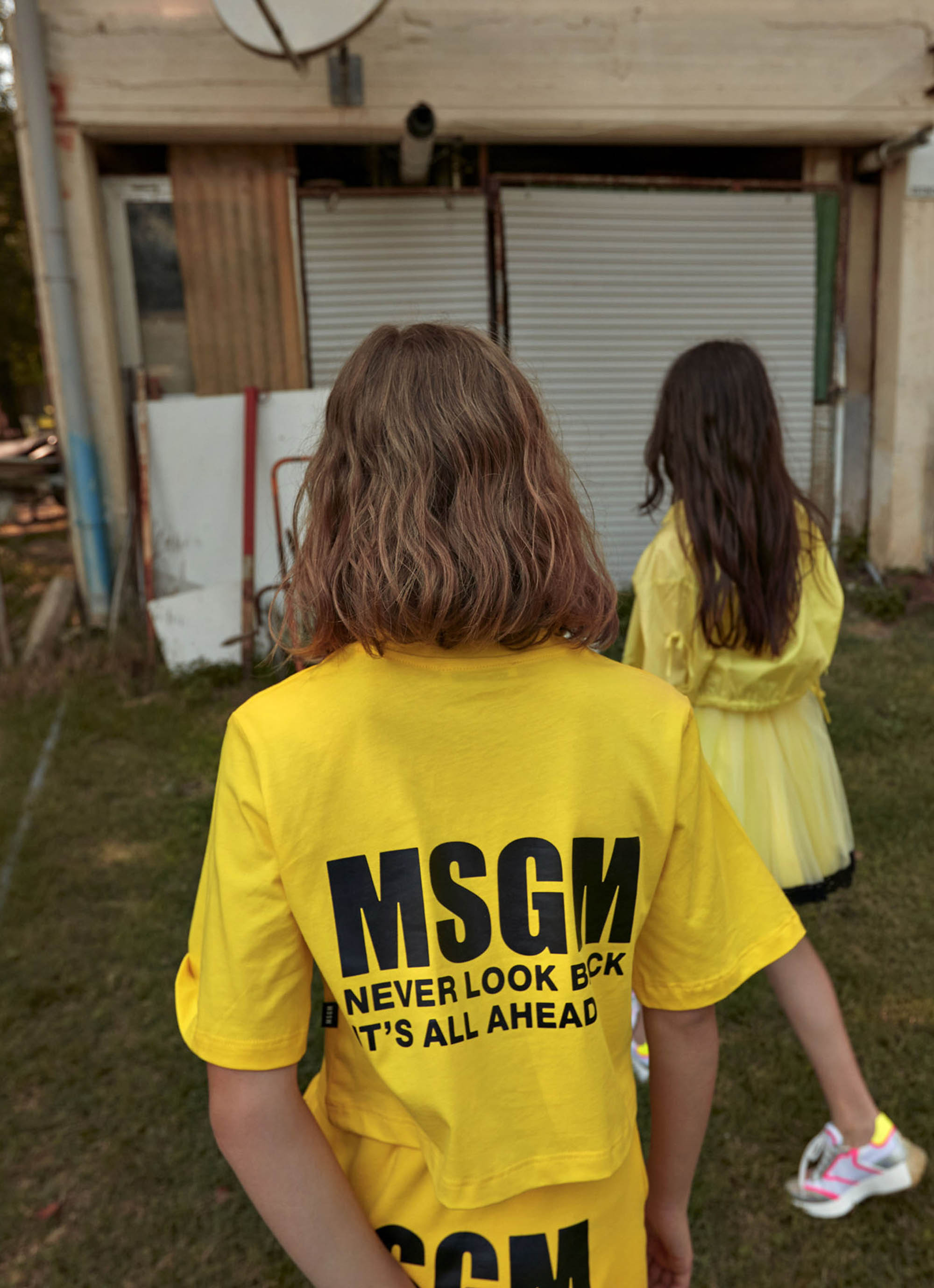 MSGM KIDS NEVER LOOK BACK ステートメントロゴクロップドTシャツ 詳細画像 イエロー 5